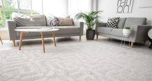 Großer, weicher Teppich liegt in einem hellen Wohnzimmer